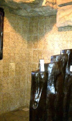 Nhà, 3 phòng ngủ | Phòng tắm | Buồng tắm vòi sen, khăn tắm, xà phòng, giấy vệ sinh 