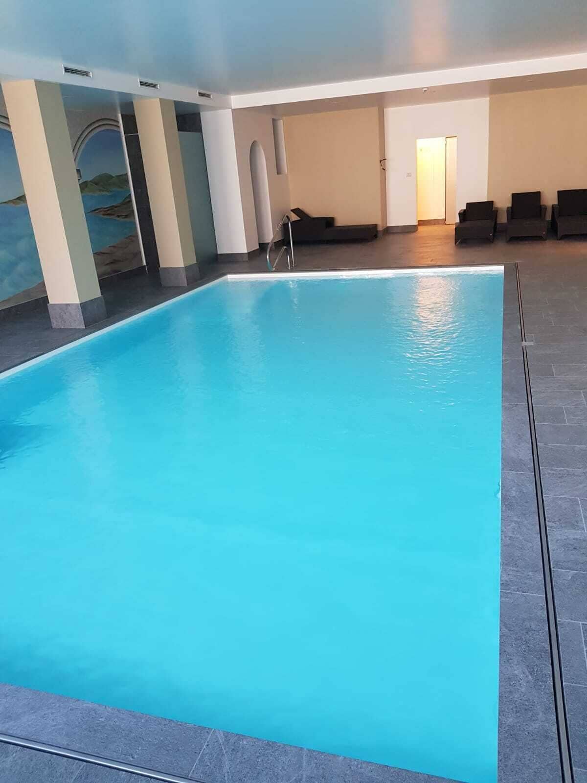 Una piscina techada, una piscina al aire libre de temporada