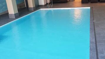 Una piscina techada, una piscina al aire libre de temporada