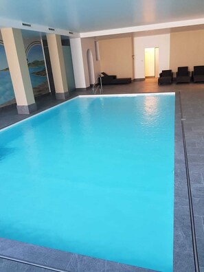 Piscine couverte, piscine extérieure (ouverte en saison)