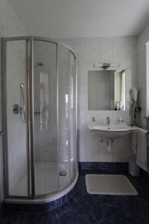 Douche, sèche-cheveux, serviettes fournies