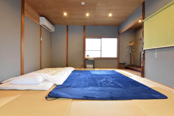 ميني بار ومكتب وواي فاي مجانًا وملاءات أسرّة