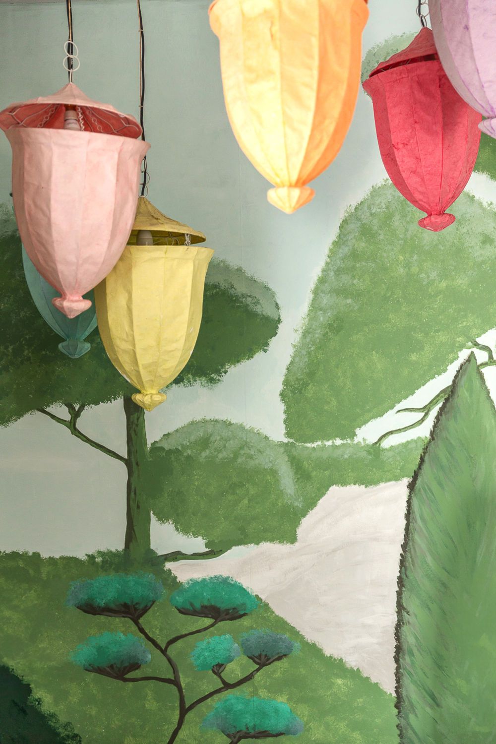 Des lanternes en papier de différentes couleurs sont suspendues.
