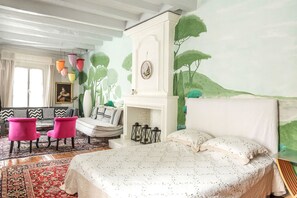 Deluxe Double Room, 1 Bedroom | Premium bedding, memory foam beds, desk, laptop workspace - La Maison Charmante (Chatellerault)