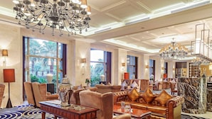 A spacious lobby with a large seating area, a grand staircase, and a chandelier. - Mingcheng Hotel Fuzhou (Fuzhou)