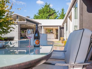 Outdoor dining - Mahuta Maison - Lake Taupo Holiday Home (Five Mile Bay)