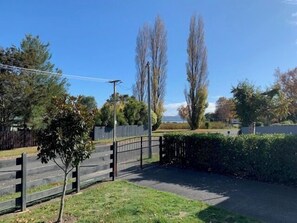 Property grounds - Mahuta Maison - Lake Taupo Holiday Home (Five Mile Bay)