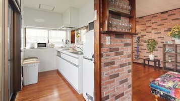 Apartamento (Private Vacation, 3F) | Cocina privada | Frigorífico, microondas, placa de cocina y hervidor eléctrico