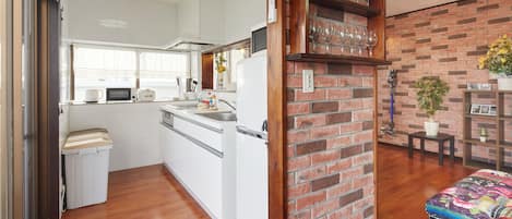 Apartment (Private Vacation, 3F) | Eigene Küche | Kühlschrank, Mikrowelle, Herdplatte, Wasserkocher