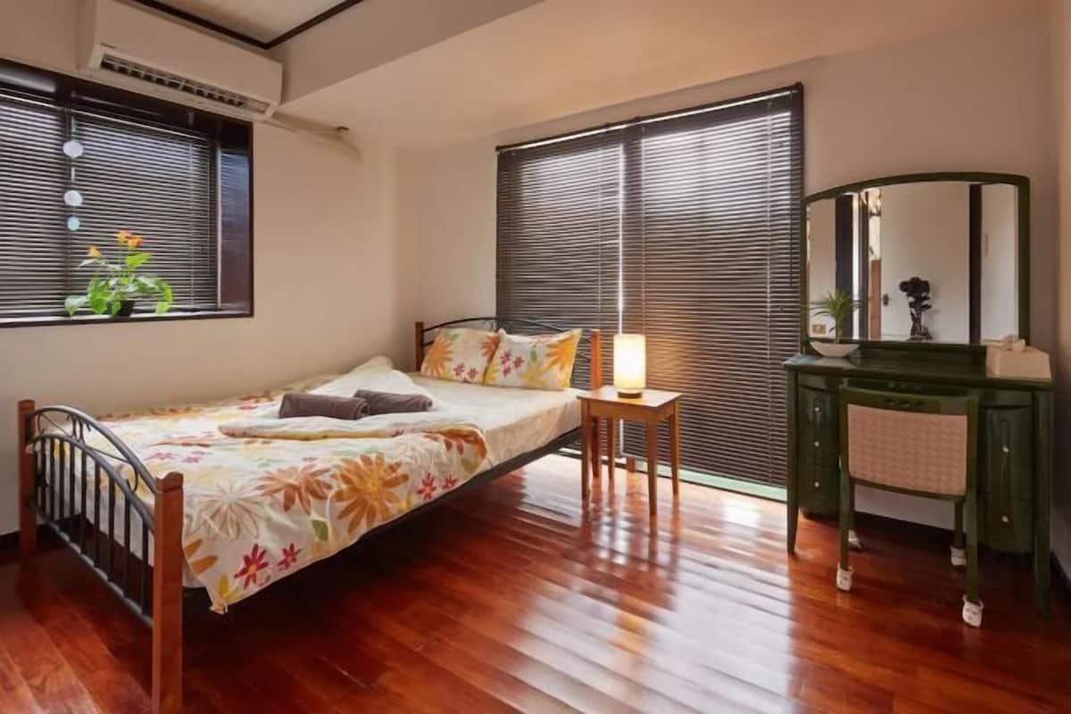 Desk, free WiFi, bed sheets