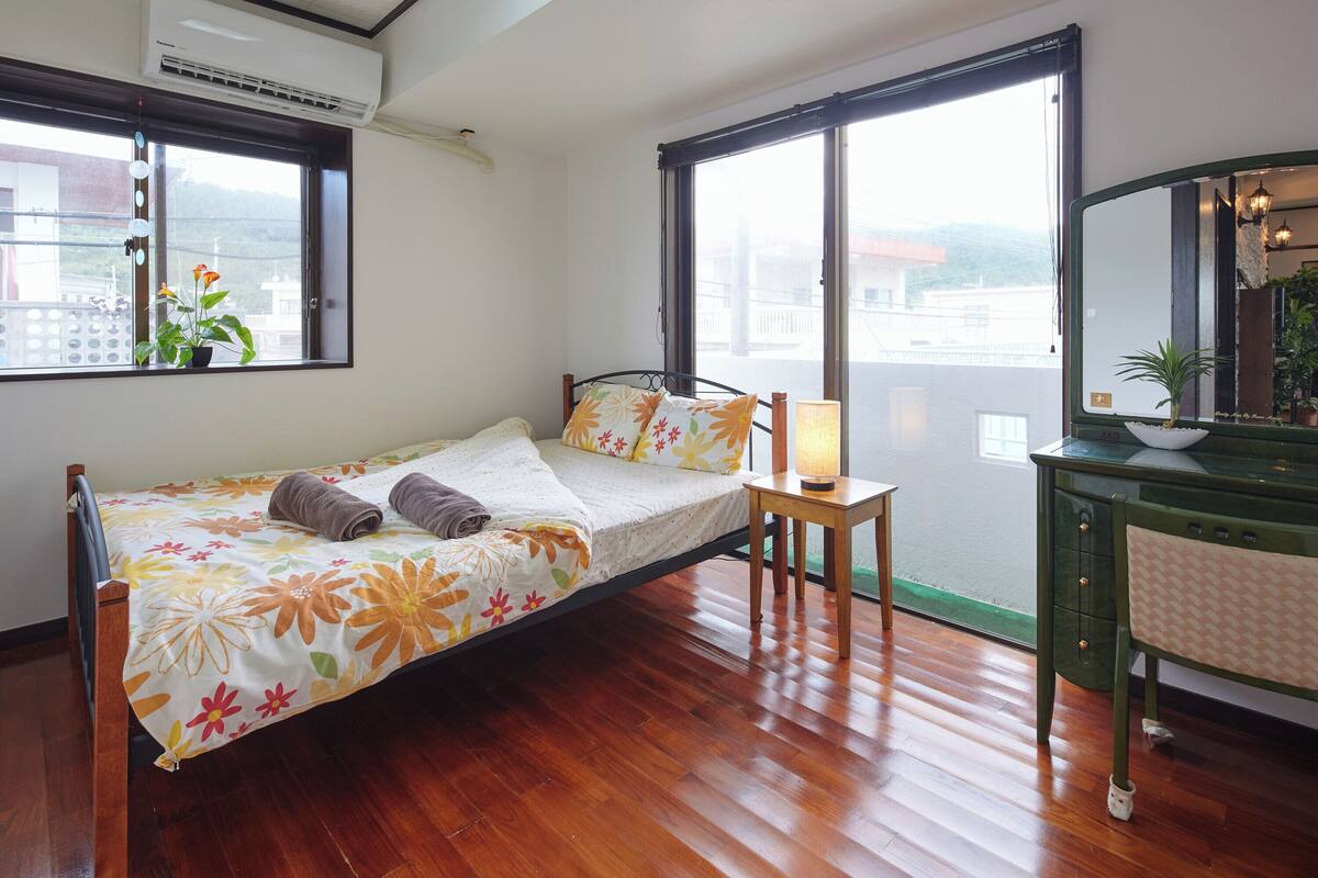 Desk, free WiFi, bed sheets