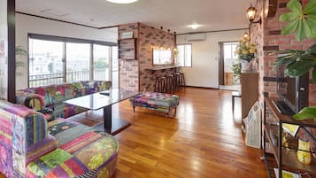 Apartment (Private Vacation, 3F) | Wohnzimmer | Flachbildfernseher