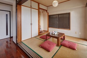 Appartement (Private Vacation, 2F) | Woonkamer | Flatscreentelevisie