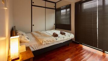 Apartamento (Private Vacation, 2F) | Escrivaninha, Wi-Fi de cortesia, roupa de cama