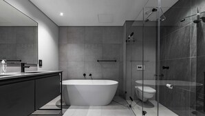 Apartment | Bathroom | Shower, rainfall showerhead, free toiletries, towels - 106 The Signature De Waterkant (Cape Town)