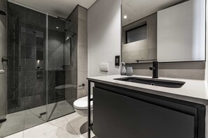 Apartment | Bathroom | Shower, rainfall showerhead, free toiletries, towels
