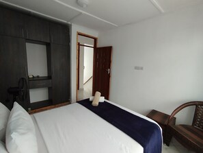 Appartement | Espace de travail pour ordinateur portable, fer et planche à repasser