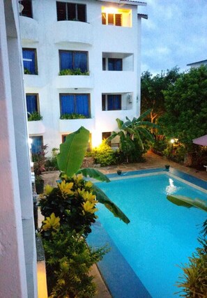 Outdoor pool, pool umbrellas, sun loungers
