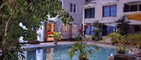 Outdoor pool, pool umbrellas, sun loungers