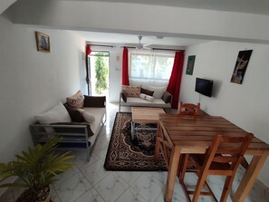 Appartement | Coin séjour | TV connectée de 24 pouces avec chaînes par câble, télévision