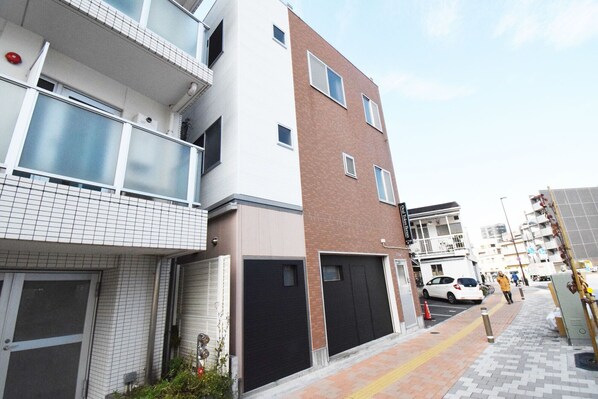 Exterior - Oval Tokyo Ikesan 201 (Tokyo)