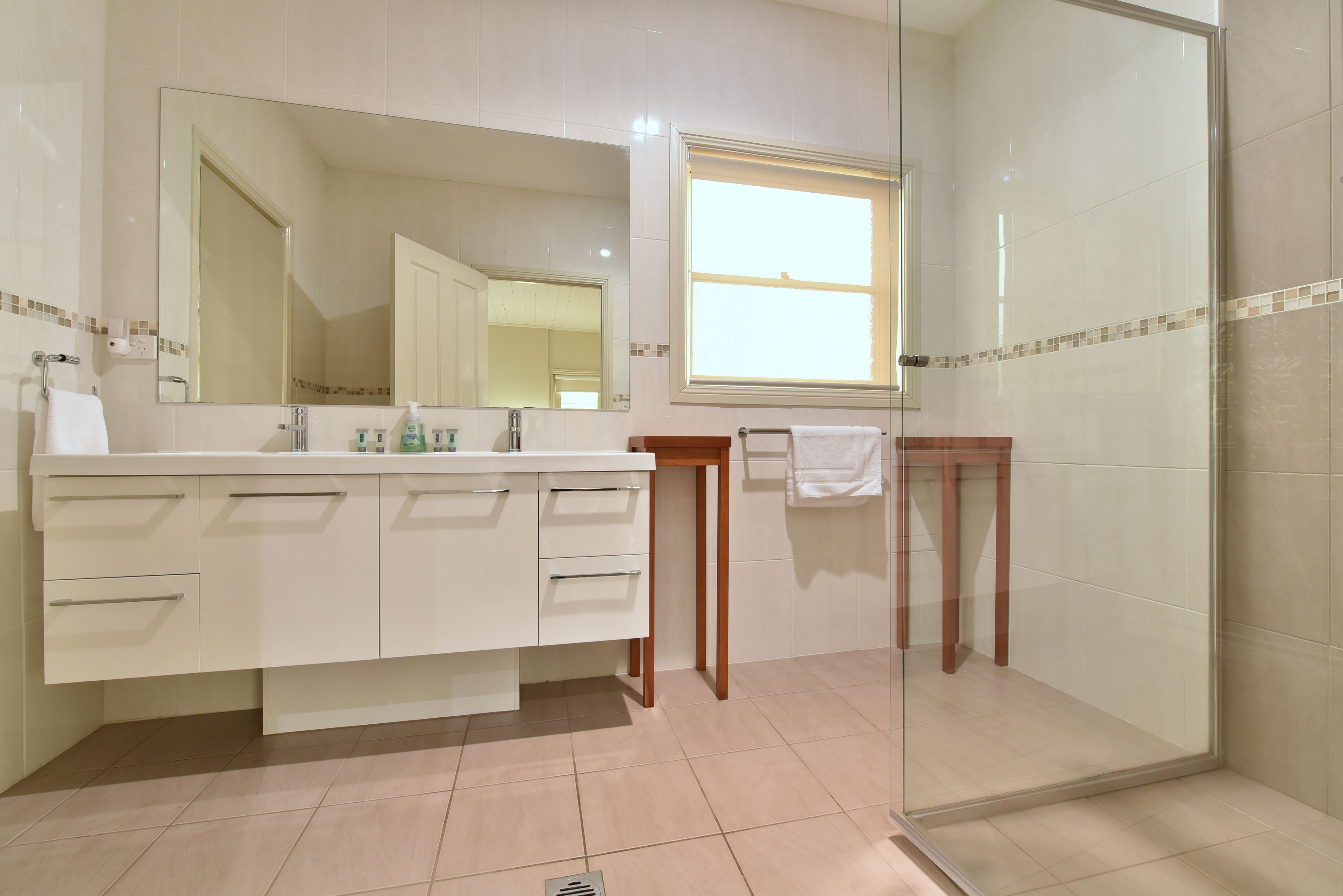 Douche, articles de toilette écologiques, sèche-cheveux