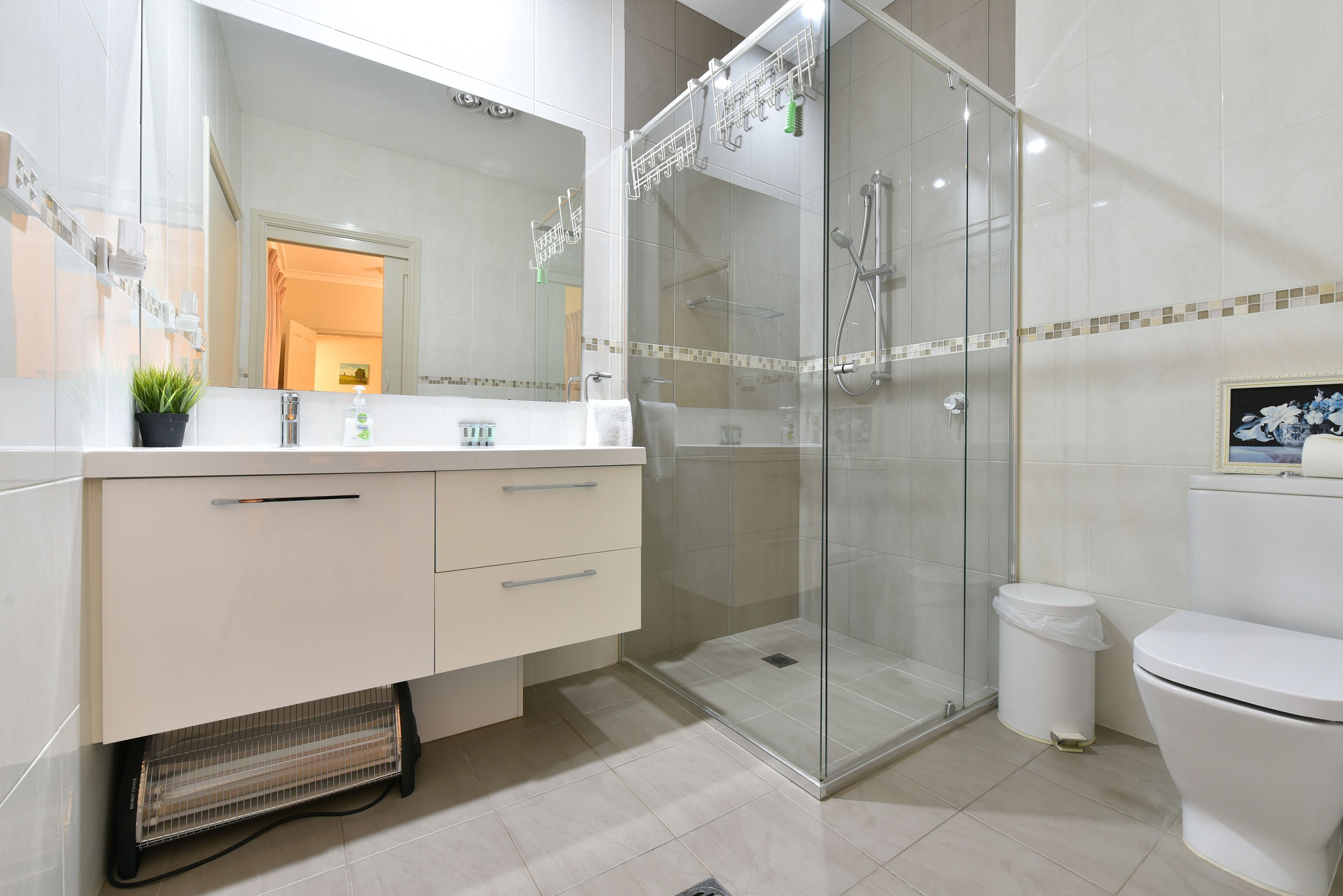 Douche, articles de toilette écologiques, sèche-cheveux