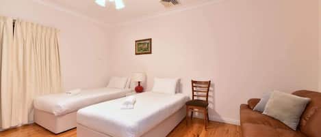 2 habitaciones, escritorio, tabla de planchar con plancha y wifi