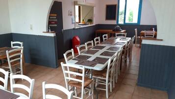 Daily to-go breakfast (EUR 6 per person)