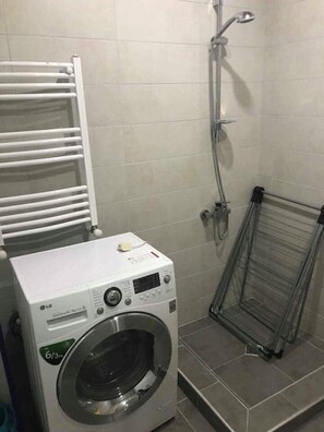 Classic Triple Room | Bathroom | Separate bathtub and shower, free toiletries, hair dryer, towels - Hotel Kazbegi123 (Kazbegi)