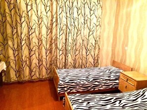 Quarto triplo clássico | Individualmente decorados, escrivaninha, berços grátis