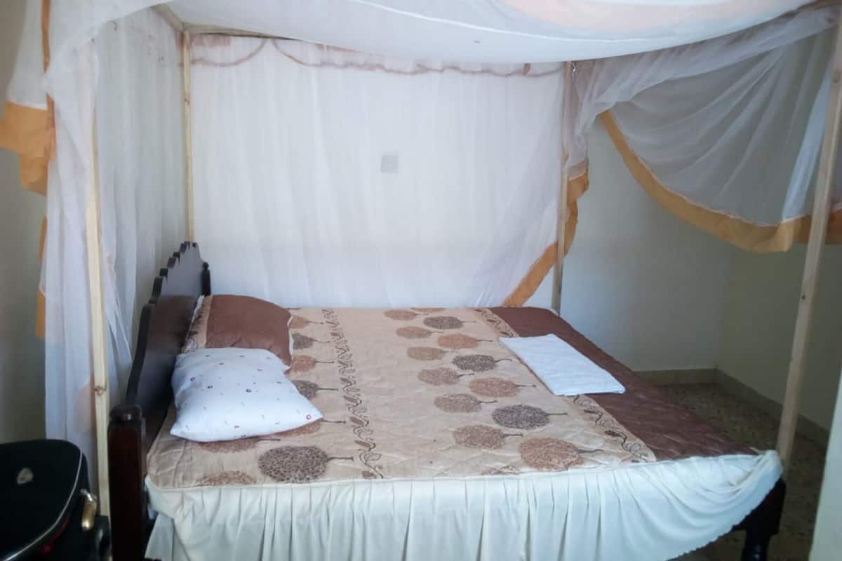 Een bureau, gratis wifi, beddengoed