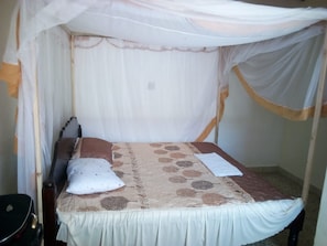 Desk, free WiFi, bed sheets - Adonai Guest House (Mtwapa)