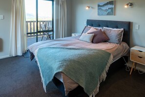 4 habitaciones, tabla de planchar con plancha, wifi y ropa de cama 