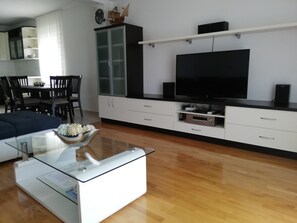 Luxury Suite | Living room | 32-inch LCD TV with satellite channels, TV, Netflix - Luxury Residence Villa Val (Kastela)