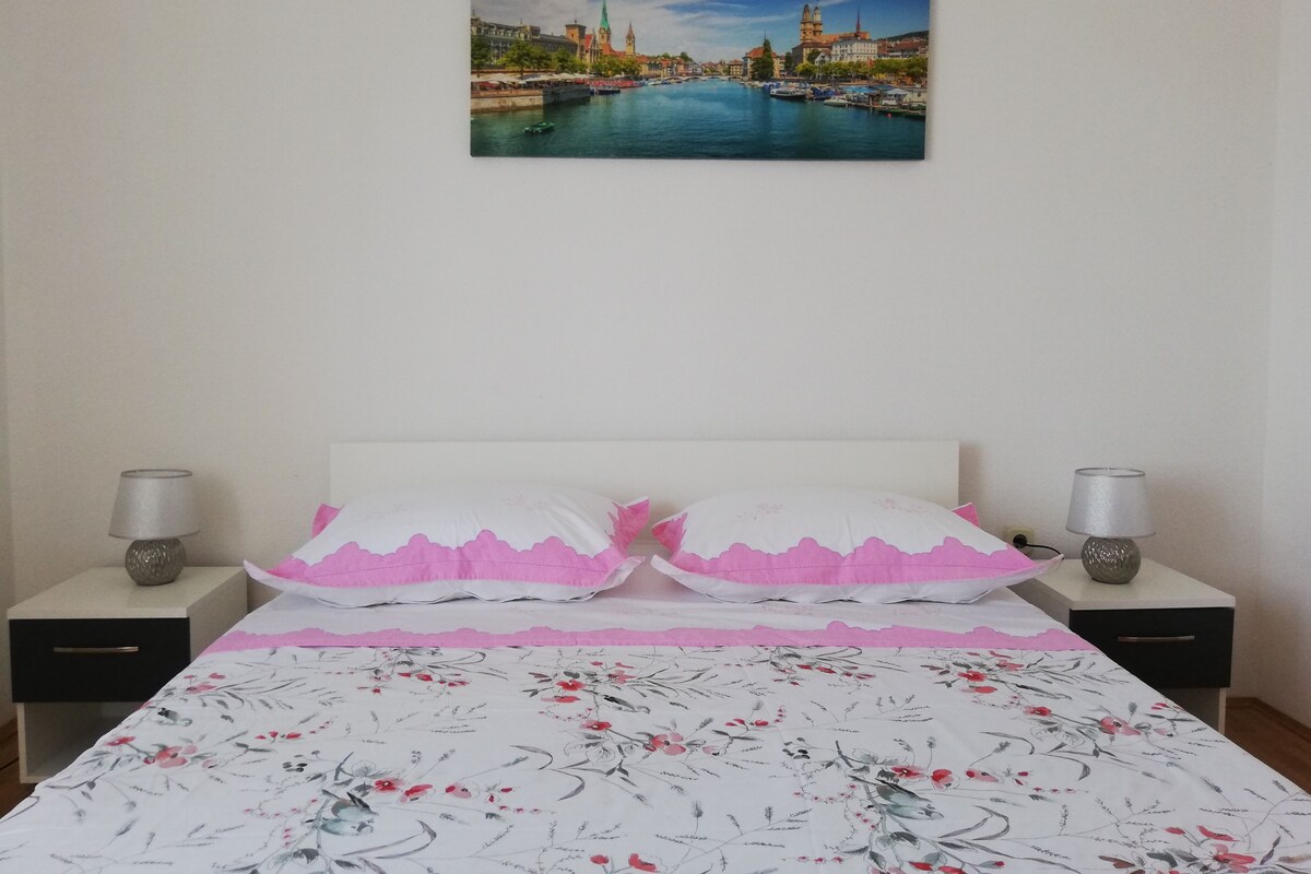 Iron/ironing board, free WiFi, bed sheets