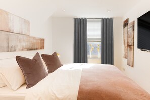 Duplex Apartment | 3 bedrooms, soundproofing, iron/ironing board, free WiFi - Cloud 88 (London)