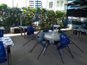 供應早餐、午餐和晚餐，當地料理