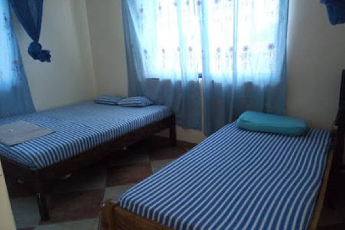 Chambre avec lits jumeaux | Bureau, rideaux d’obscurcissement, accès au Wi-Fi (inclus)