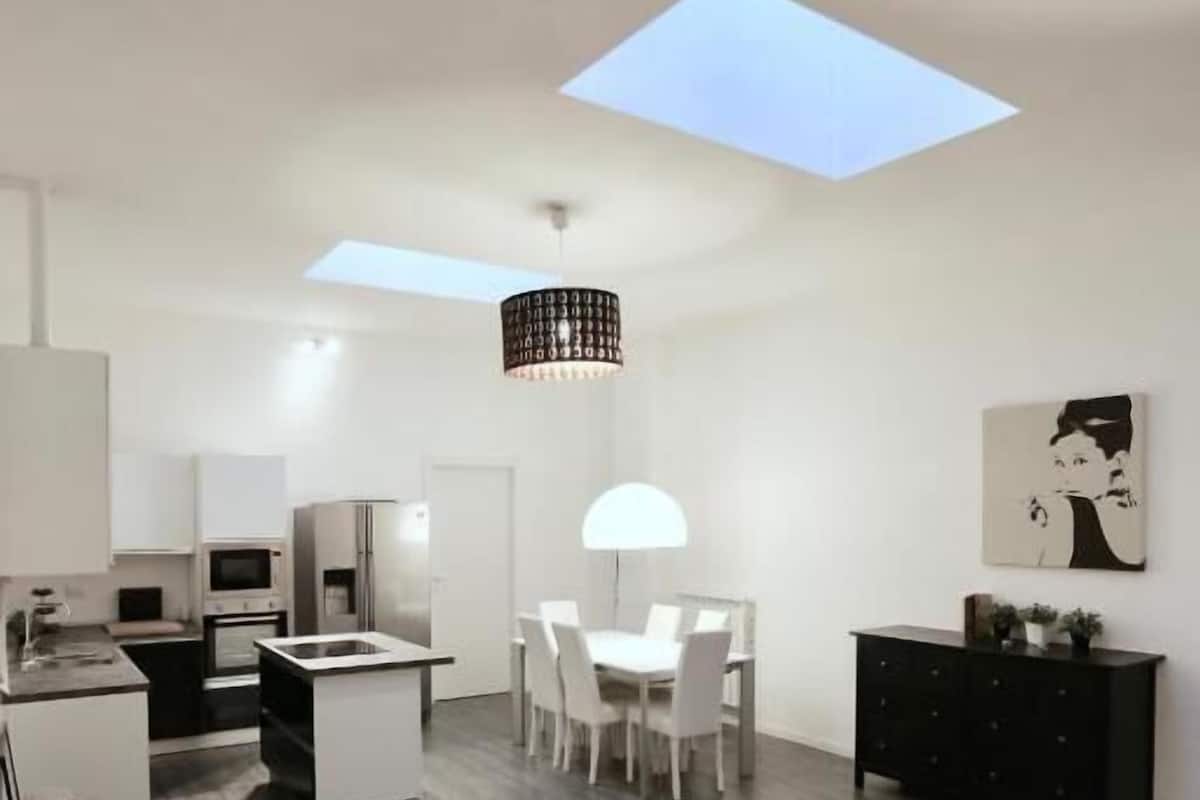 Deluxe appartement, 2 slaapkamers | Woonruimte | Een 45-inch televisie met digitale zenders