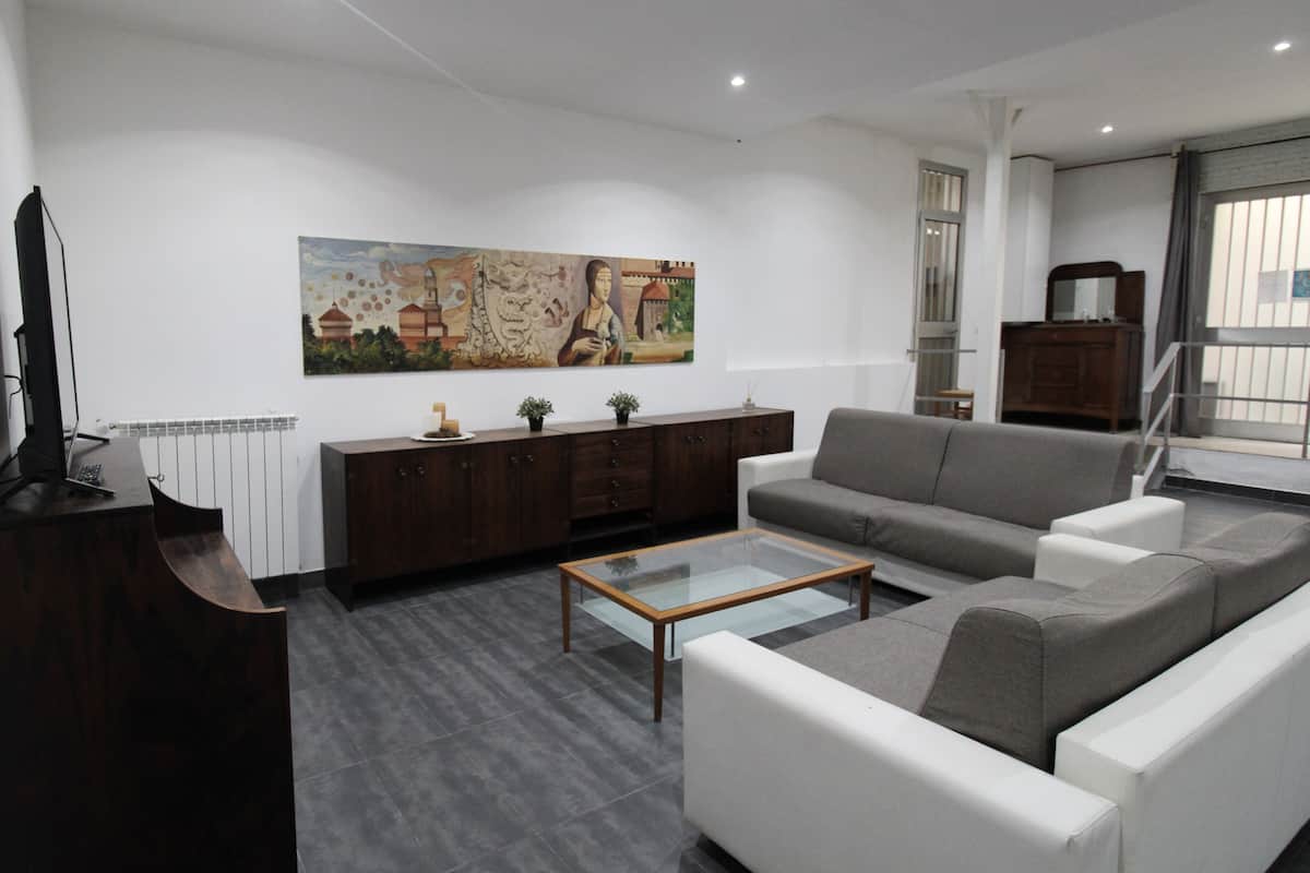 Comfort appartement, 2 slaapkamers | Woonruimte | Een 45-inch televisie met digitale zenders