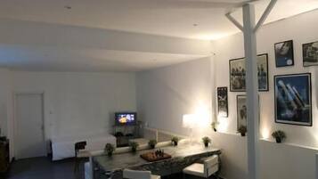 Comfort-Apartment, 2 Schlafzimmer | Wohnzimmer | 45-Zoll-Fernseher mit Digitalempfang