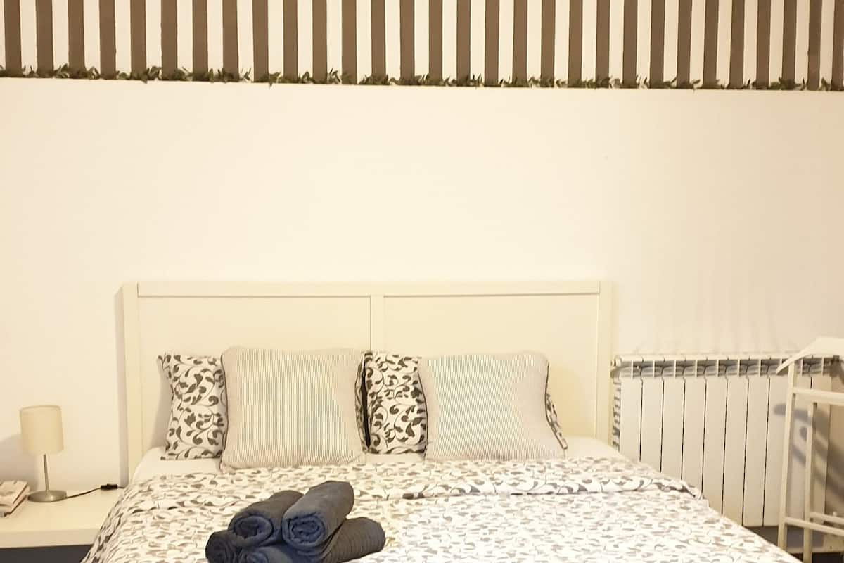 Eenvoudig appartement | 2 slaapkamers, een strijkplank/strijkijzer, gratis wifi, beddengoed