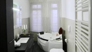 Deluxe appartement, 2 slaapkamers | Badkamer | Een douche, een bidet, handdoeken