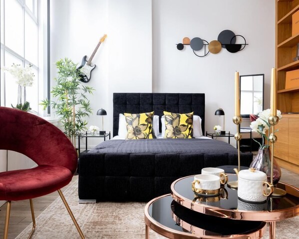 5 bedrooms, hypo-allergenic bedding, soundproofing, iron/ironing board - Moments (London)