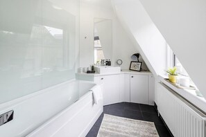 Superior House | Bathroom | Combined shower/tub, free toiletries, hair dryer, towels - Moments (London)
