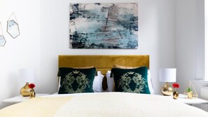 Superior House | 5 bedrooms, hypo-allergenic bedding, soundproofing, iron/ironing board - Moments (London)