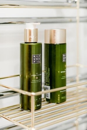 Bathroom amenities - Moments (London)