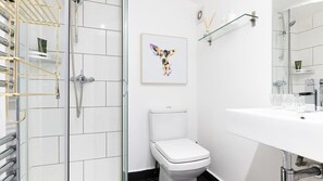 Casa superior | Baño | Tina con regadera, amenidades de baño gratuitas, secadora de cabello 