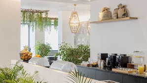 Una cocina moderna con una encimera larga, jardineras integradas y una estación de café.